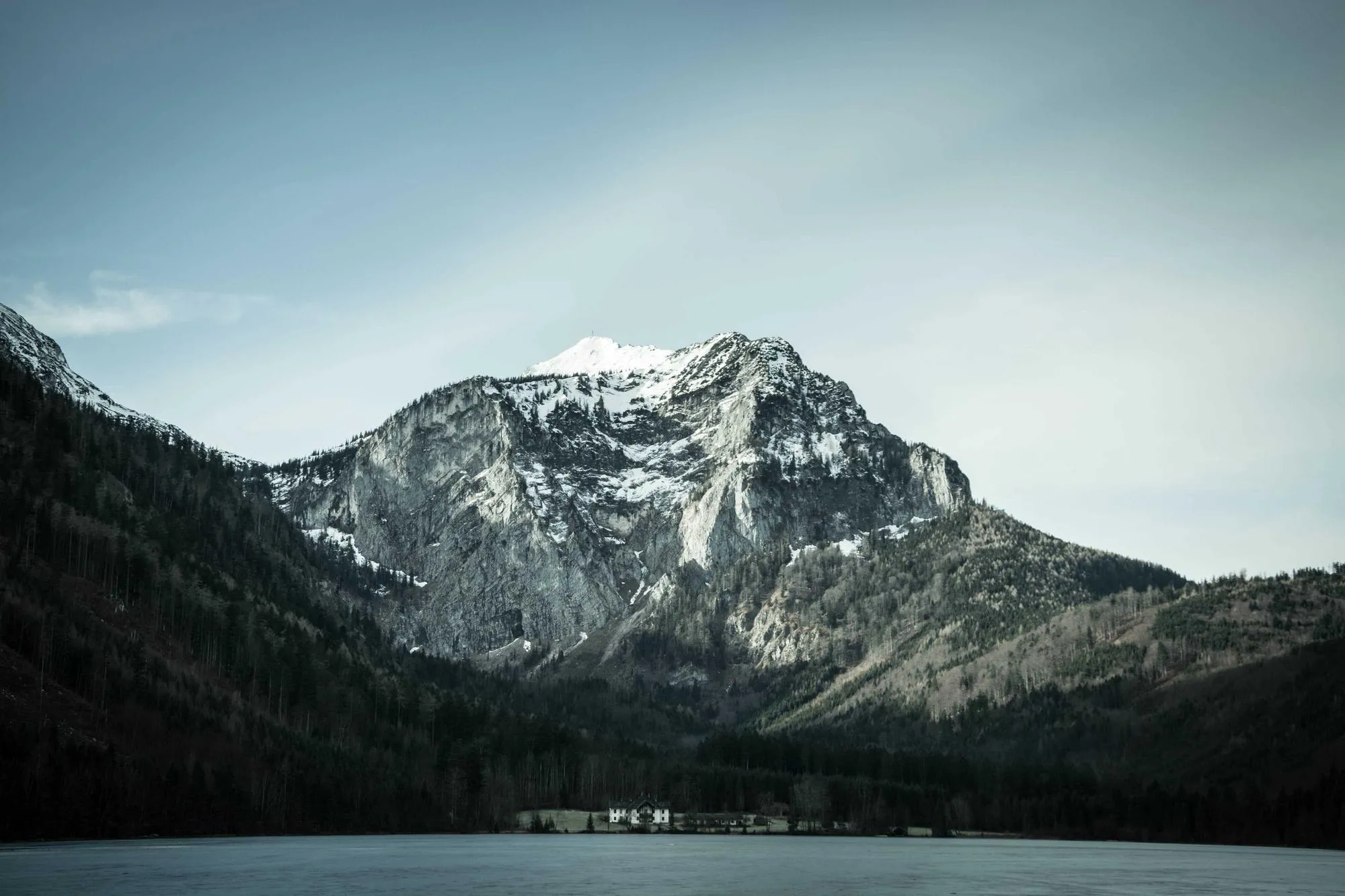 Le lac sombre avant la pluie