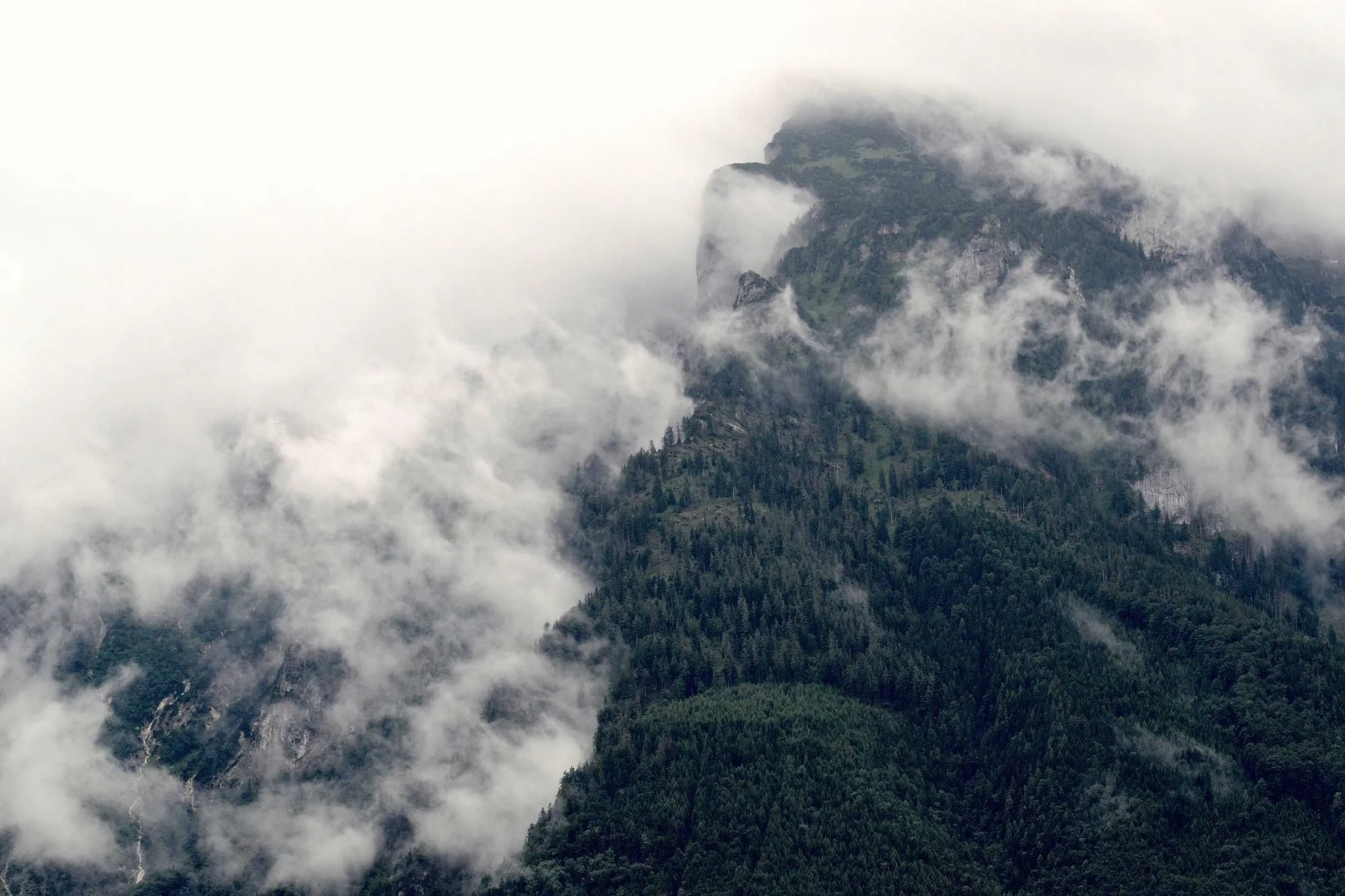 La paroi avalée par les nuages
